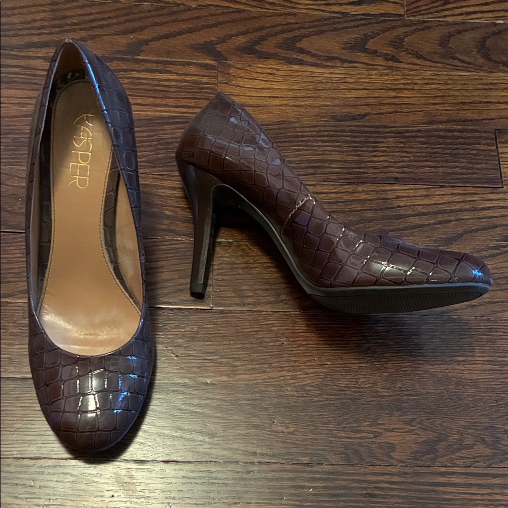 Kasper Women's Brown Croc-Embossed Heels
